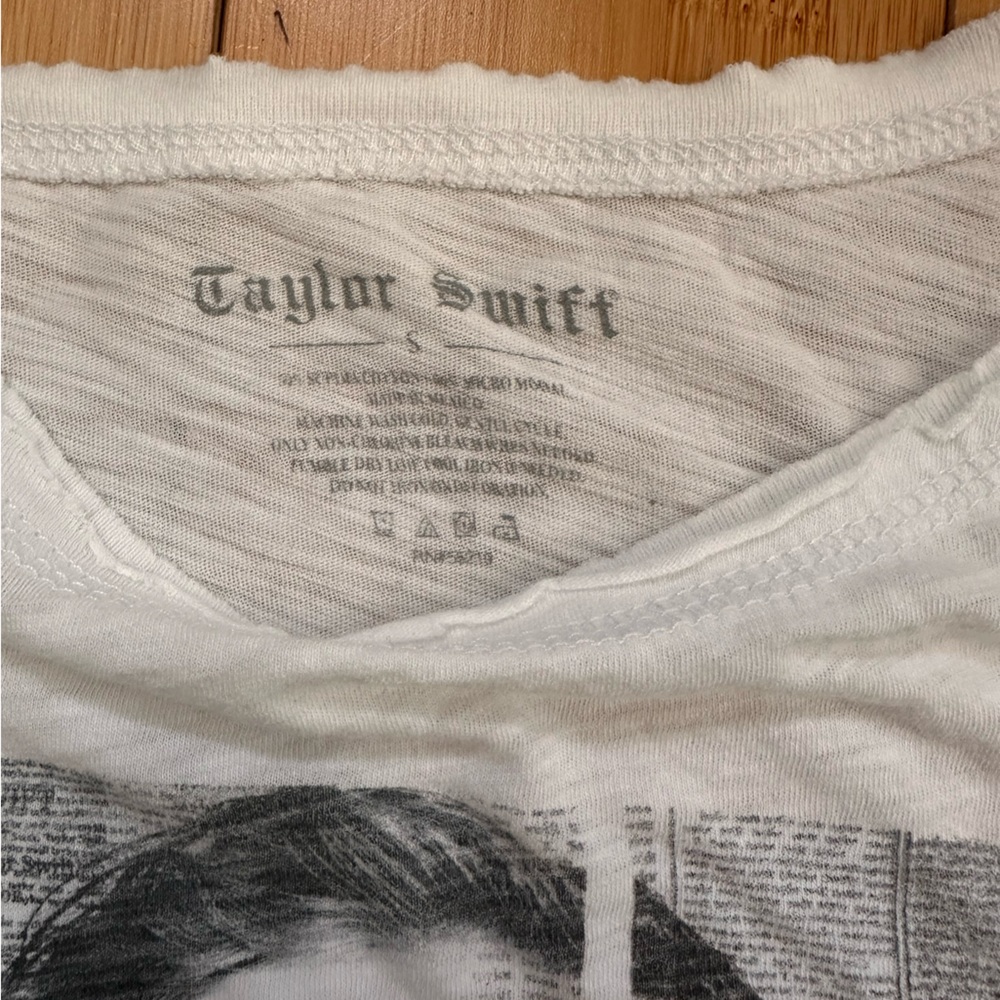 Taylor Swift Reputation Tour Tee - Picture 2 of 2